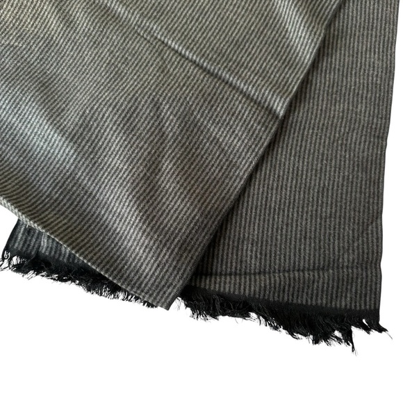 Van Heusen Men's Gray Black 100% Viscose Lightweight Scarf - Picture 2 of 4